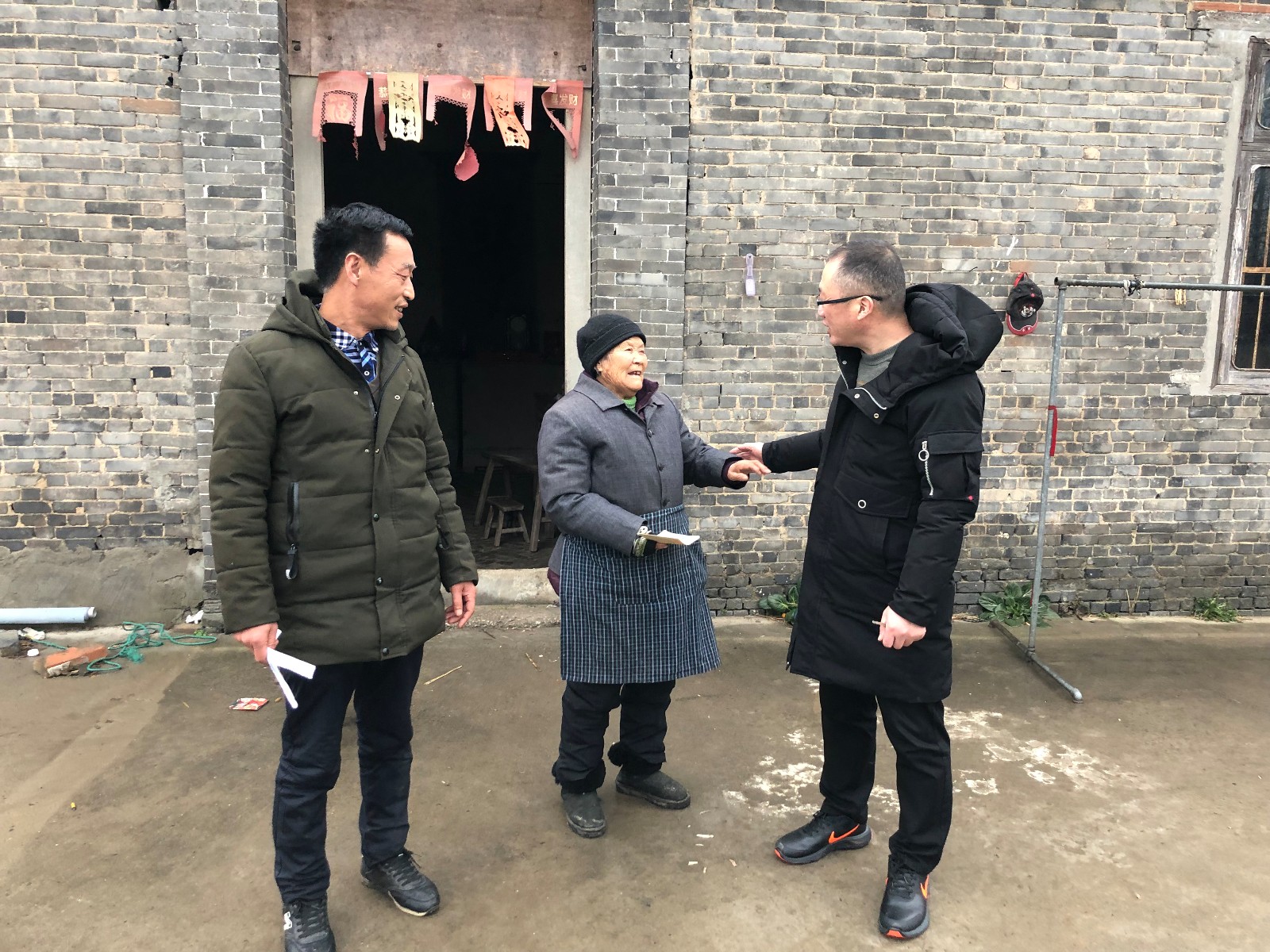 2月15日,如皋市审计局副局长朱宏彬带领该局扶贫慰问小组,利用节后