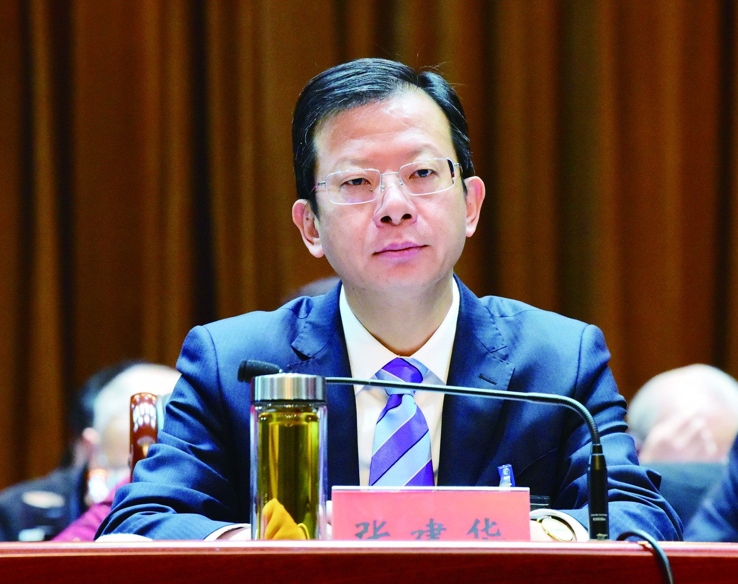 张建华出席会议